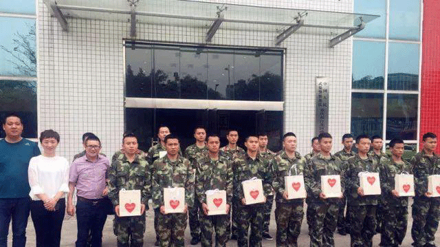 阿道夫關(guān)愛(ài)人民子弟兵合照